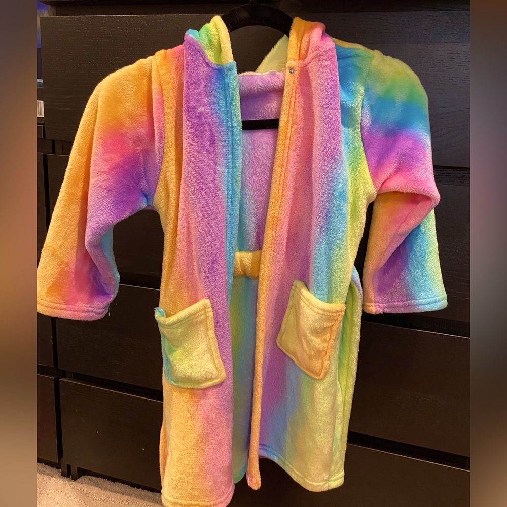 Unicorn robe with hood and hot pink mane size 5/6.  Beautiful colors, very soft